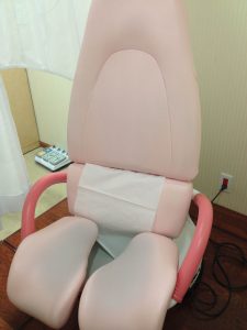 The stirrup legs part, and on the seat on the left, the bottom part of the seat drops away.