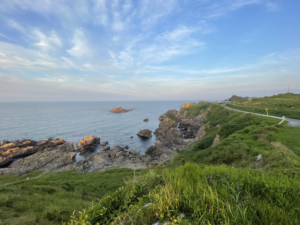 A beautiful view of the ocean along the Umineko line with beach cliffs.